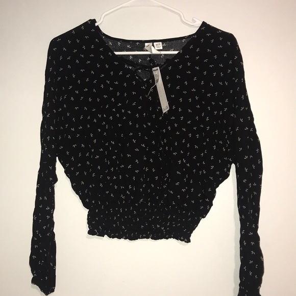 Tilly's Tops - TILLYS LONG-SLEEVE TEE; NEVER WORN!!